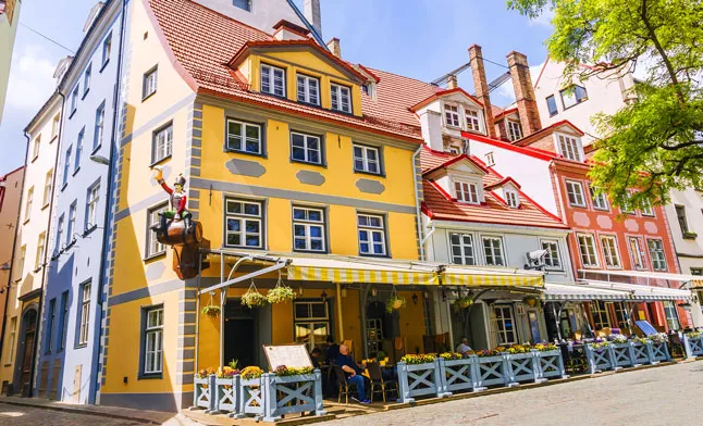 Urige Gassen und Cafés in der Altstadt von Riga