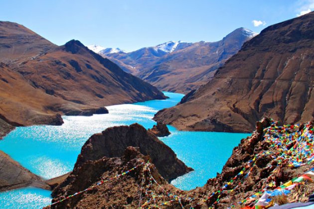 Türkisfarbener Yamdrok-See in Tibet