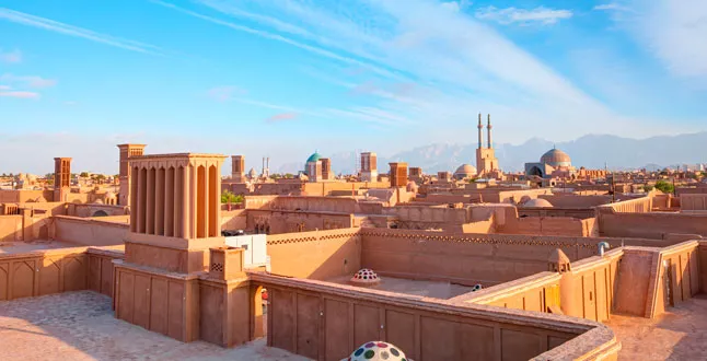 Panoramablick auf die Stadt Yazd mit ihre Lehmziegelhäusern