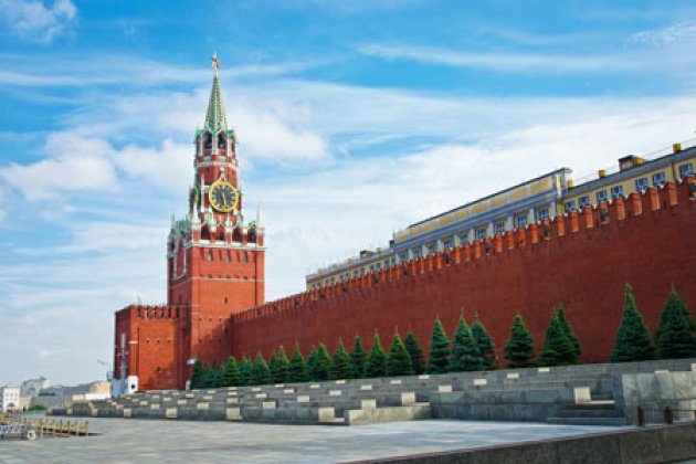 Die rote Moskauer Kreml Mauer