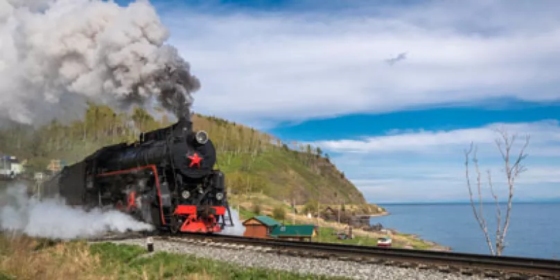 Bahnfahrt durch Russland entlang des Baikalsees