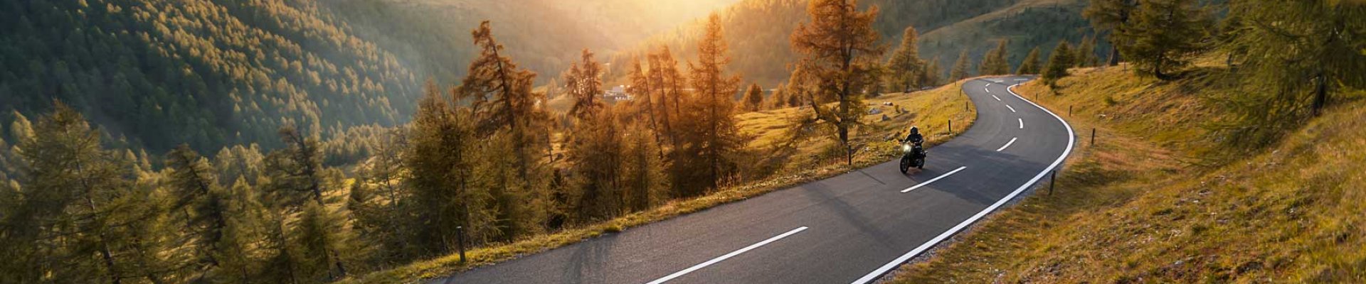 Mit dem Motorrad entlang der Serpentinen fahren