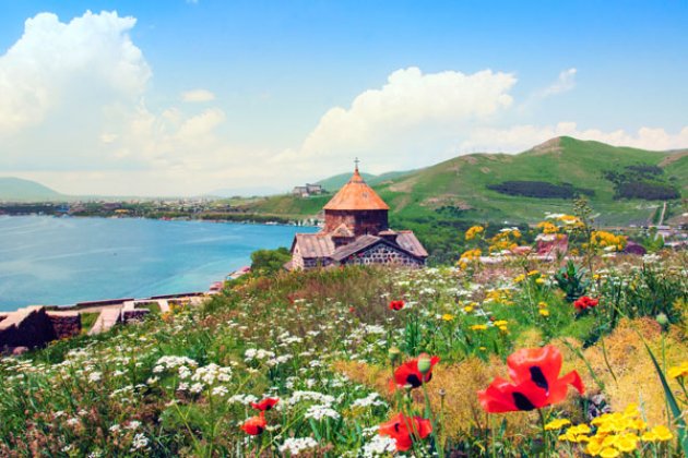 Landschaftliche Idylle am Sewansee in Armenien