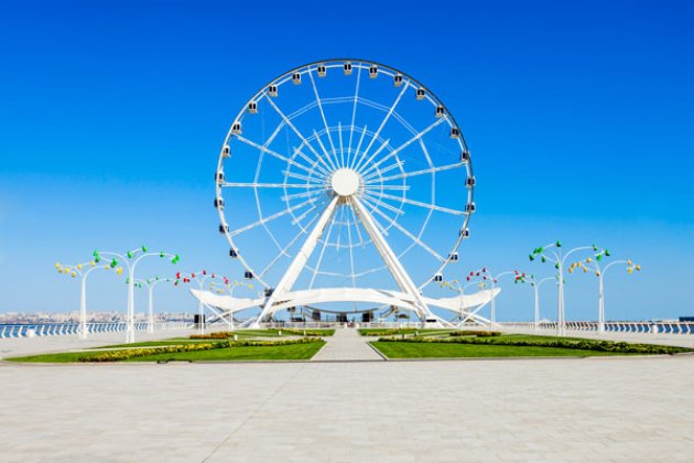 Das Baku Eye bei strahlendem Sonnenschein