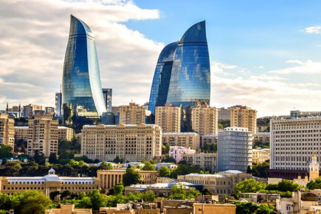 Blick auf die Flame Towers von Baku