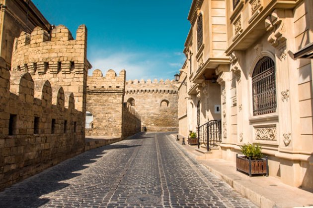 Leere Gassen im historischen Stadtzentrum von Baku