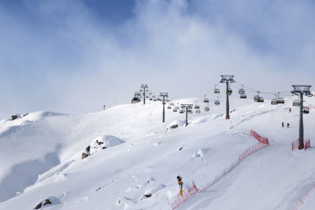 Schneebedeckter Berg im Shahdagh Nationalpark