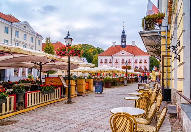 Markplatz mit Blick auf Rathaus von Tartu
