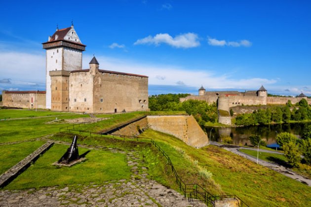 Blick auf das Schloss und die alte Festungsanlage in Narva