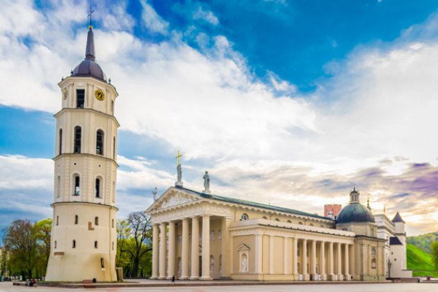 Der weiße Glockenturm und die Kathedrale von Vilnius