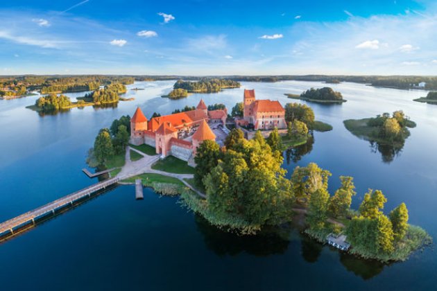 Blick von oben auf die Insel mit dem Schloss Trakai in Litauen