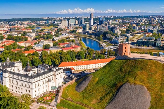 Stadtbild von Vilnius mit Burgturm