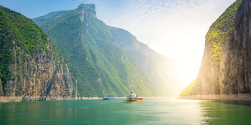 Schiffe auf dem Fluss Yangtze Grüne Idylle am FLugg Yangtze