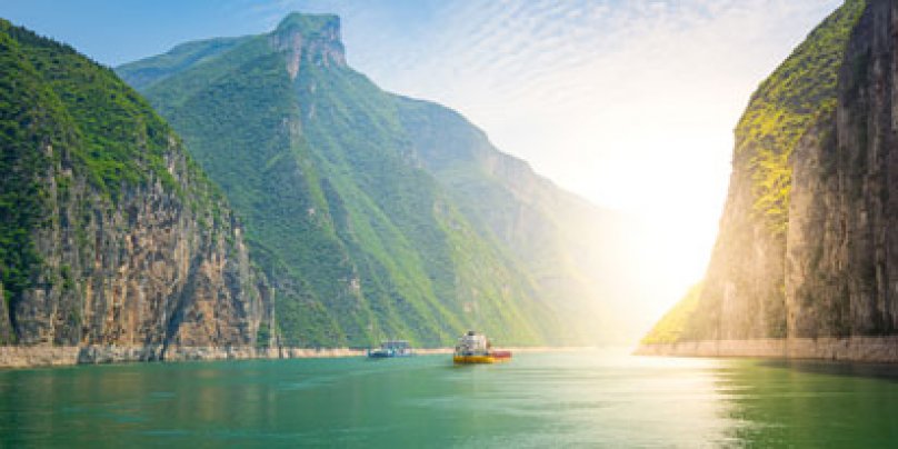 Schiffe auf dem Fluss Yangtze Grüne Idylle am FLugg Yangtze