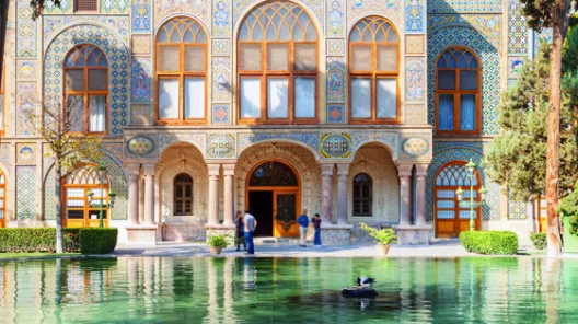 Blick auf den wunderschönen Golestan Palast mit Teichanlage