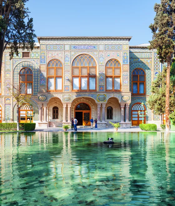 Blick auf den wunderschönen Golestan Palast mit Teichanlage