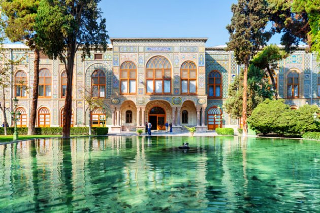 Blick auf den Golestan-Palast mit Teichanlage in Teheran