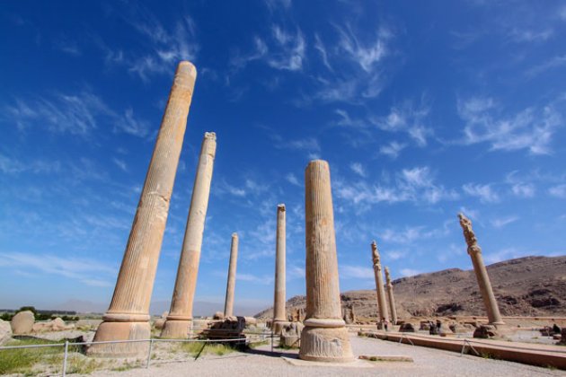 Alte Säulen in der Ruinenstadt Persepolis