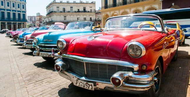 Roter Oldtimer in Havanna