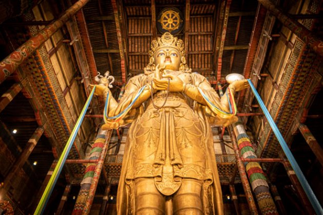 Große goldene Buddha-Statue im Gandan-Kloster