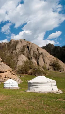 Jurten vor den Felsen im Nationalpark