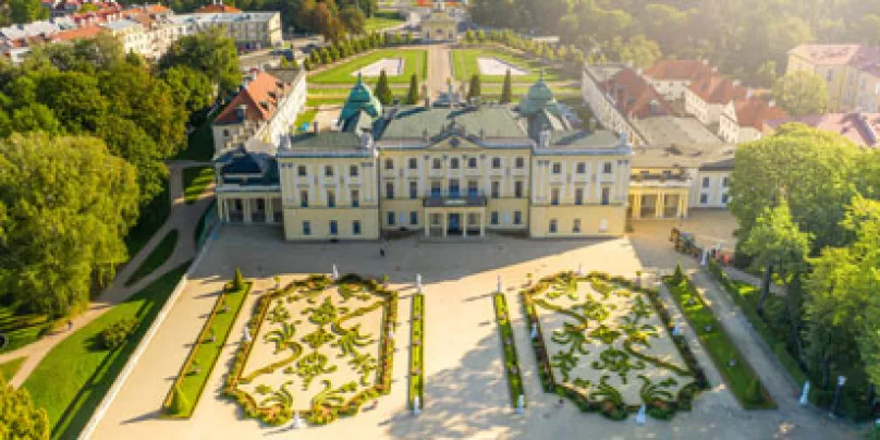 Luftaufnahme von Schloss Bialystok mit Parkanlage