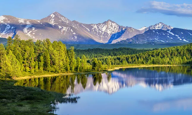 Wilder Waldsee im Altai Gebirge