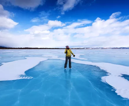 Frau auf dem zugefrorenen Baikalsee