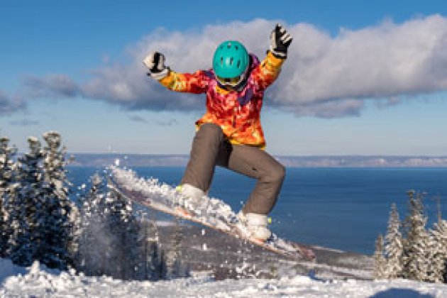 Snowboarder auf dem Davan Pass am Baikalsee