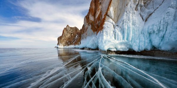 Baikalsee aus Schnee und Eis Zugefrorener Baikalsee