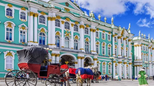 Glückliche Urlauberin vor der Eremitage in St. Petersburg