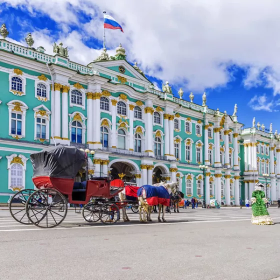 Glückliche Urlauberin vor der Eremitage in St. Petersburg