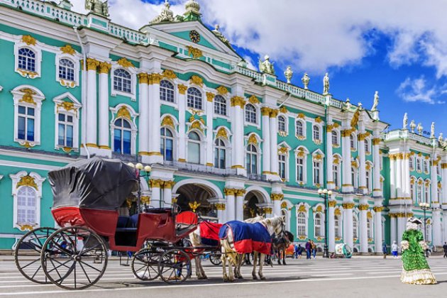 Kutsche vor der Eremitage in St. Petersburg