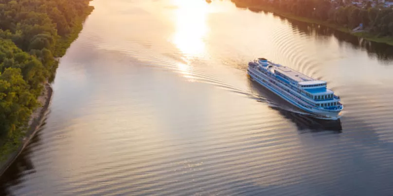 Kreuzfahrtschiff auf der Wolga im Sonnenuntergang