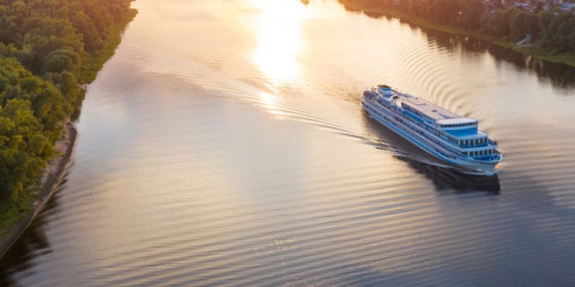 Flusskreuzfahrt auf der Wolga Kreuzfahrtschiff auf der Wolga im Sonnenuntergang