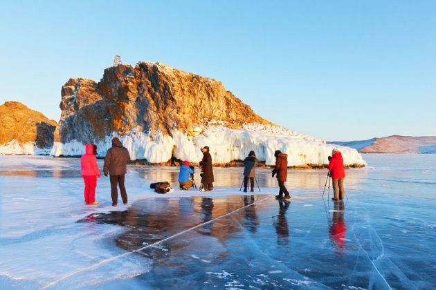 Reisegruppe auf dem zugefrorenen Baikalsee