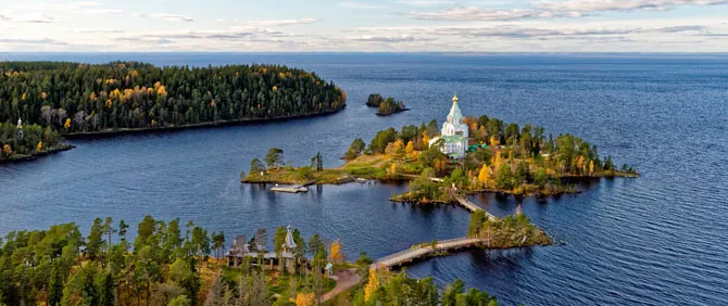 Luftaufnahme vom Kloster Walaam auf einer Insel im Ladogasee