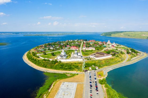 Luftaufnahme der Inselstadt Swijaschsk