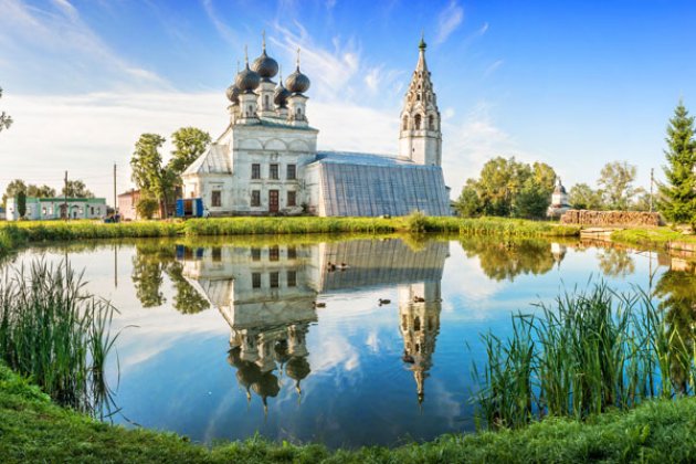Idyllischer Blick auf die Auferstehungskirche von Kostroma 