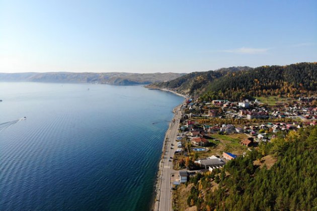 Blick von oben auf Listwjanka und den Baikalsee