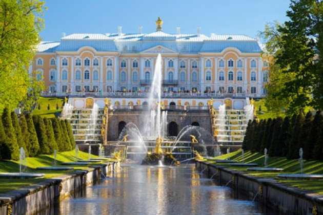 Blick auf Schloss Peterhof aus dem Garten