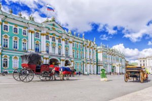 Kutschen vor der Eremitage von St. Petersburg