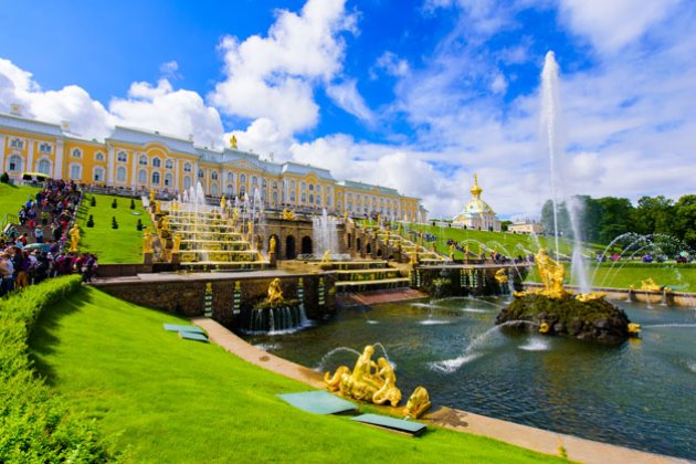 Blick auf Schloss Peterhof und die Parkanlage mit Ihren Springbrunnen