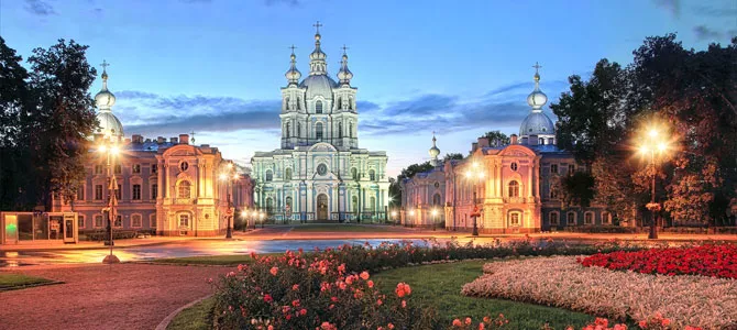 Smolny Kathedrale in einer Sommernacht während der Weißen Nächte