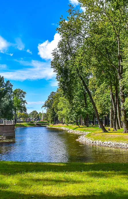 Wasserwege ziehen sich durch den Sommergarten