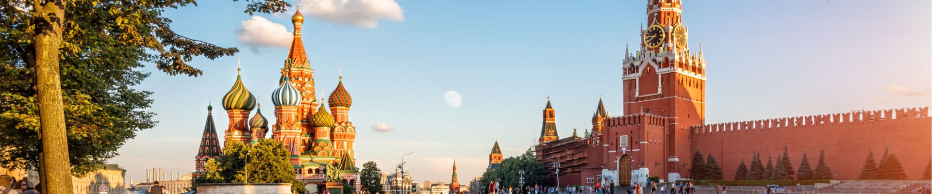 Der Rote Platz mit Blick auf die Basilius-Kathedrale und den Moskauer Kreml
