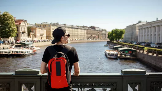 Urlauber am Kanal von St. Petersburg