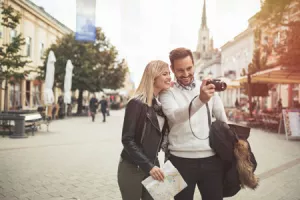 Pärchen auf Erkundungstour bei einer Städtereise