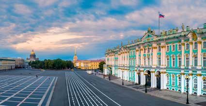 Blick auf den Palastplatz mit Eremitage von St. Petersburg